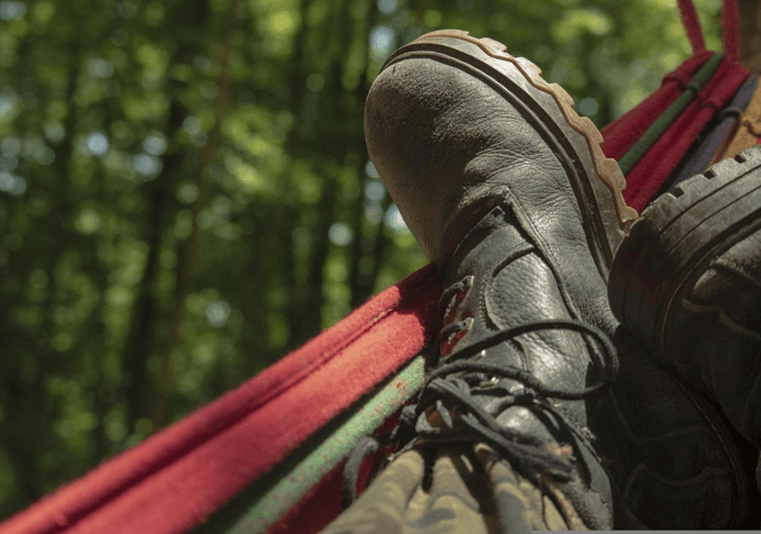 Schuhe für einen Campingausflug