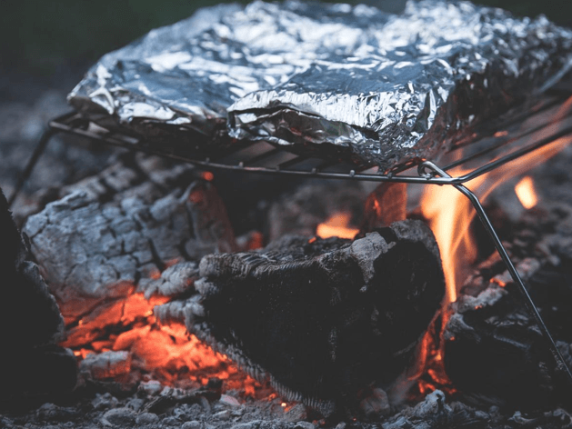 Camping-Küche mit Lagerfeuer