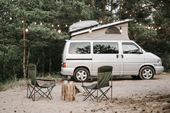 Ein wilden Campingplatz mit einem Campervan