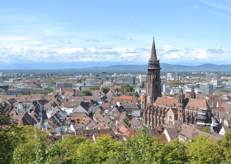 Blick vom Kanonenplatz auf das Freiburger Münster und den Kaiserstuhl